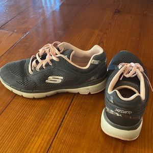 Sketchers tennis shoes